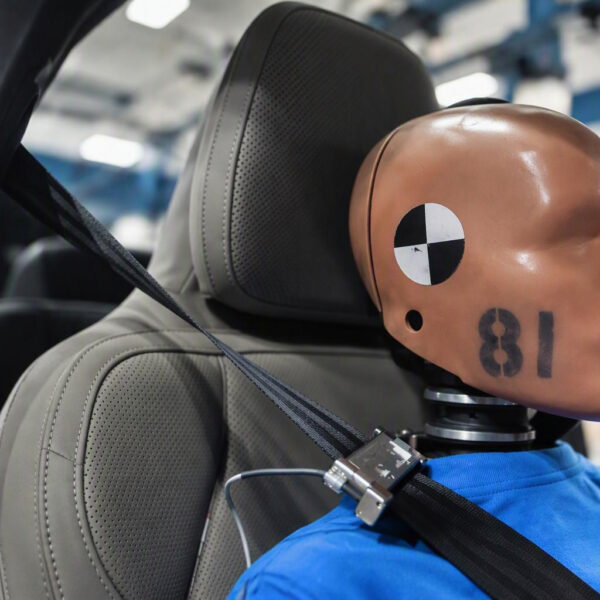 Os cintos de segurança não protegem homens e mulheres da mesma forma. Volvo quer mudar isso com uma nova tecnologia