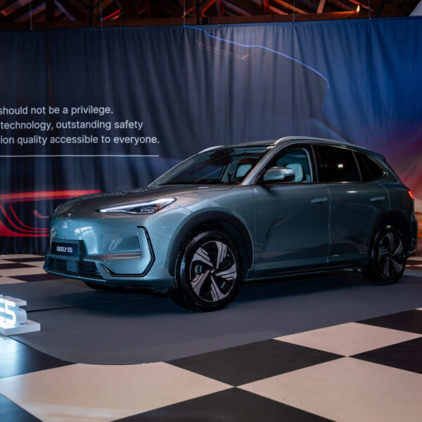 Geely estreia-se oficialmente em Portugal e traz uma surpresa: novo E2 chega ainda este ano