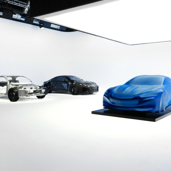 Há um novo Alpine A110 escondido debaixo deste véu... e já conseguimos perceber como será
