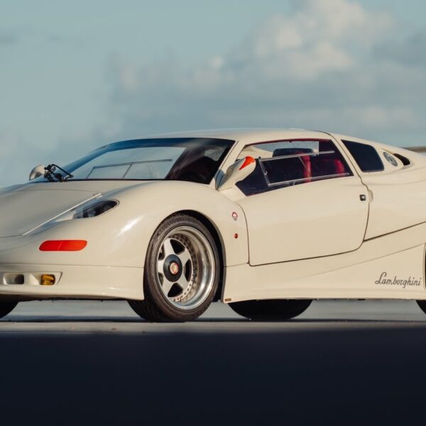 Quase ninguém se lembra dele, mas pode valer 1,2 milhões: o supercarro esquecido que chegou antes do McLaren F1