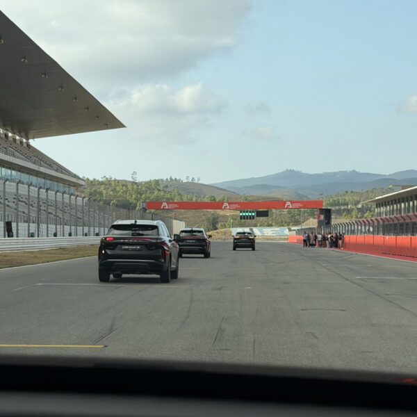 Ensaio. Driving Experience Omoda 9 SHS: o SUV híbrido plug-in que quer ser tratado como premium