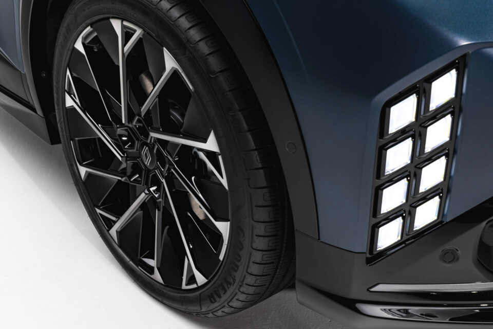 Renault simplifica o Megane elétrico e baixa o preço: veja o que mudou no modelo de 220 cv