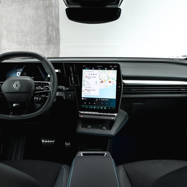 Renault simplifica o Megane elétrico e baja o preço: veja o que mudou no modelo de 220 cv