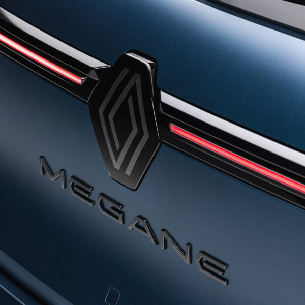 Renault simplifica o Megane elétrico e baja o preço: veja o que mudou no modelo de 220 cv