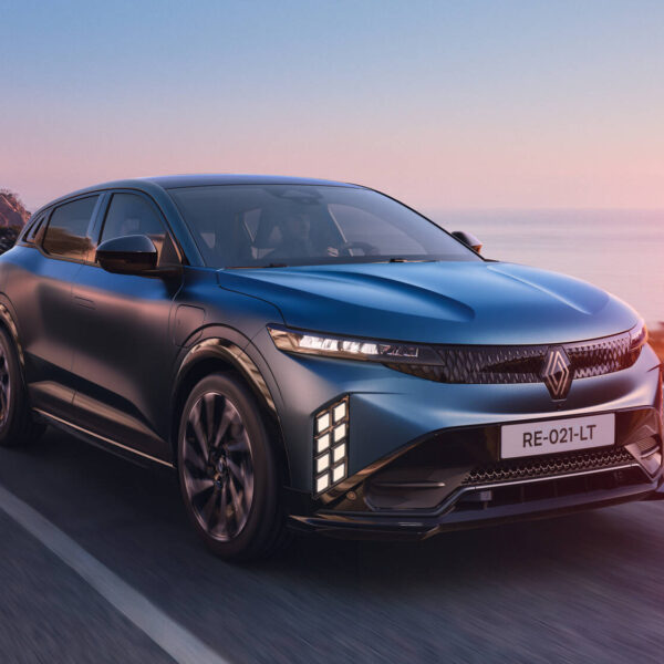 Renault simplifica o Megane elétrico e baja o precio: veja o que mudou no modelo de 220 cv