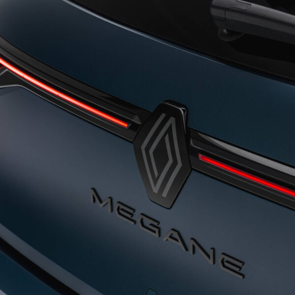 Renault simplifica o Megane elétrico e baja o precio: veja o que mudou no modelo de 220 cv