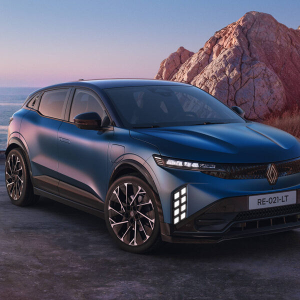 Renault simplifica o Megane elétrico e baja o precio: veja o que mudou no modelo de 220 cv