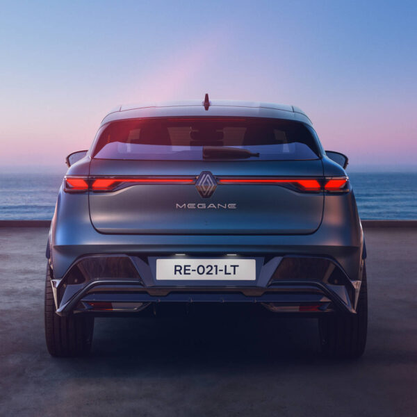 Renault simplifica o Megane elétrico e baja o precio: veja o que mudou no modelo de 220 cv