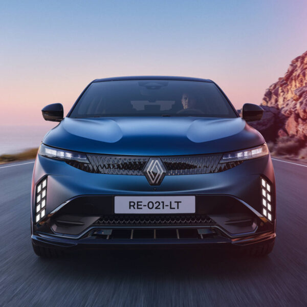 Renault simplifica o Megane elétrico e baja o precio: veja o que mudou no modelo de 220 cv