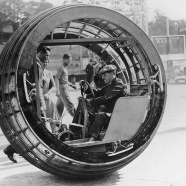 Há quase 100 anos acreditaram que isto podia substituir o automóvel. Depois tentaram conduzi-lo
