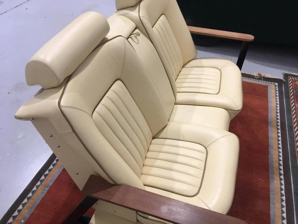 Já não servem para acelerar, mas podem ficar na sua sala: há motores Ferrari, Jaguar e Rolls-Royce transformados em mobiliário
