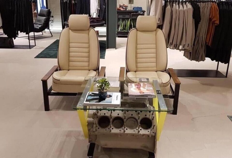 Já não servem para acelerar, mas podem ficar na sua sala: há motores Ferrari, Jaguar e Rolls-Royce transformados em mobiliário