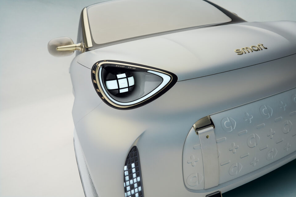 A smart revelou finalmente o sucessor do seu carro mais famoso. Tem dois lugares, é elétrico e cabe em quase todo o lado