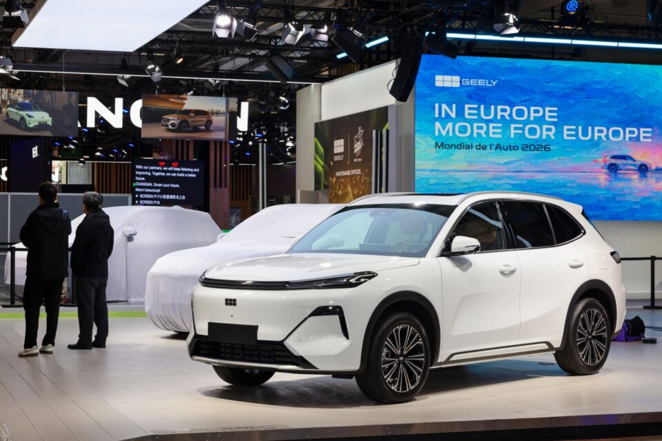 A Geely tem um novo SUV híbrido para conquistar a Europa. Chama-se Monjaro e acaba de ser revelado em Paris
