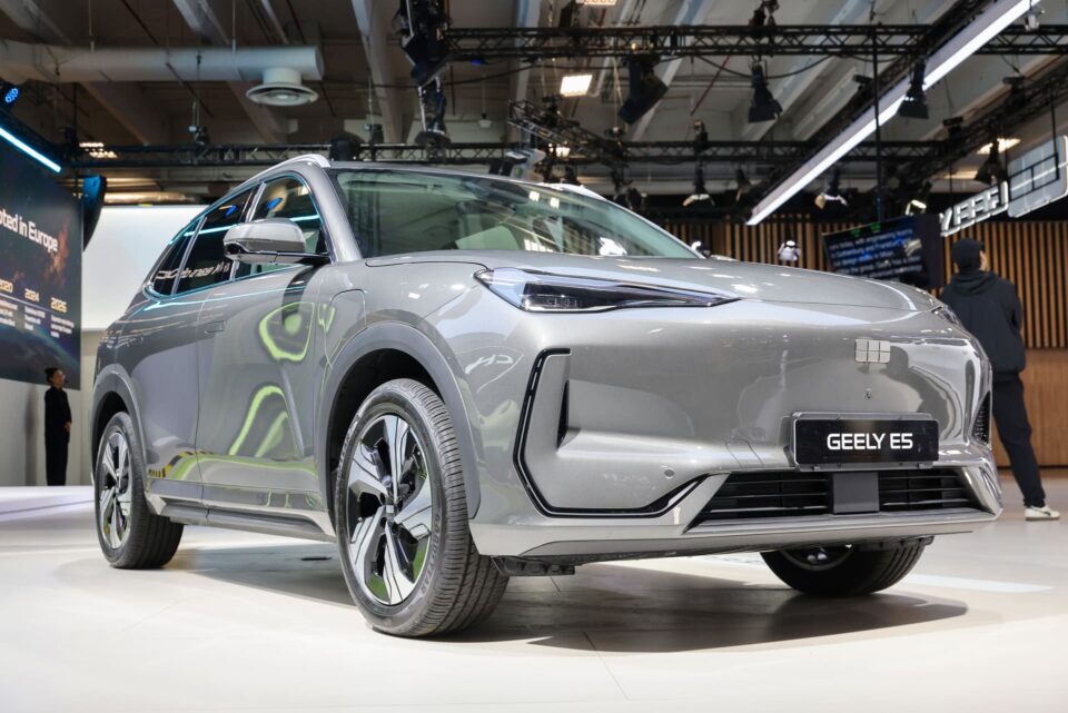 A Geely tem um novo SUV híbrido para conquistar a Europa. Chama-se Monjaro e acaba de ser revelado em Paris