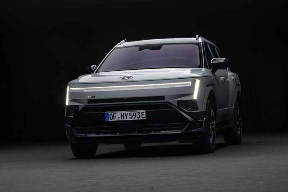 A Hyundai renovou dois dos seus SUV mais conhecidos. Um deles terá quase 300 cv e ambos chegam a Portugal em 2027