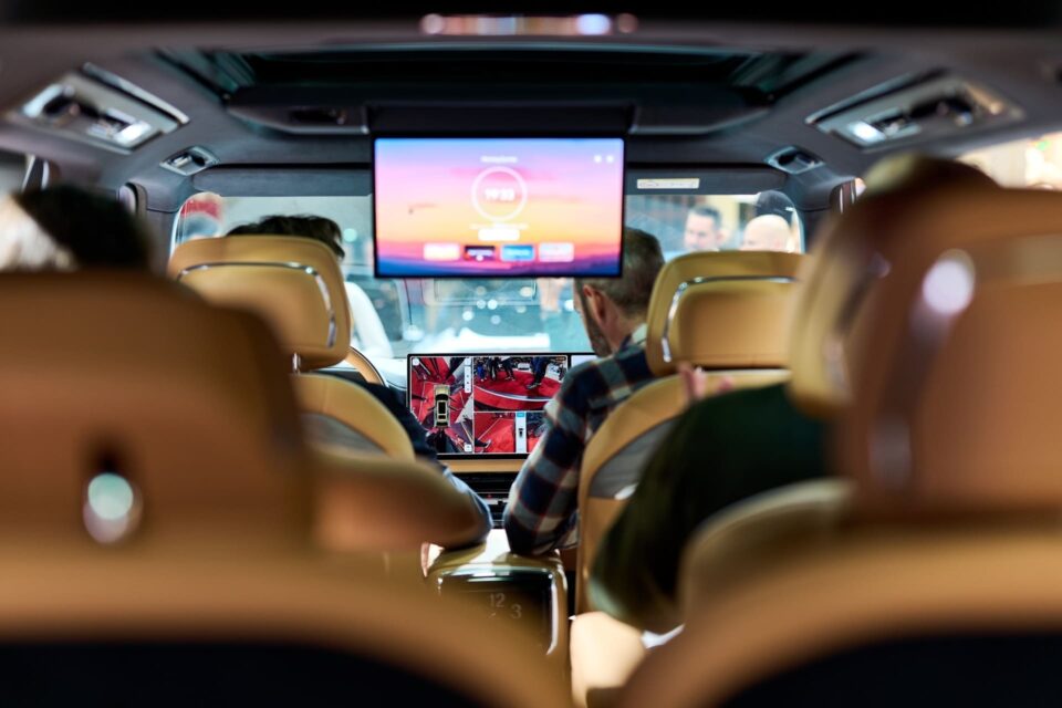 Este SUV chinês tem 897 cv, frigorífico e 32 altifalantes. E já sabemos quanto vai custar em Portugal