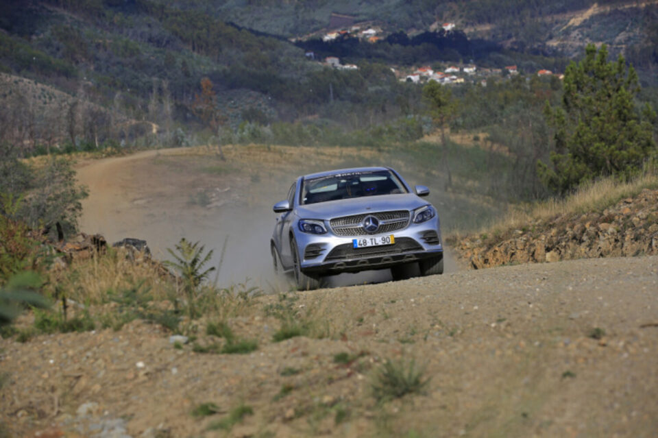 48 Mercedes-Benz trocaram os asfalto pelos trilhos do Centro de Portugal. E acabaram numa ilha