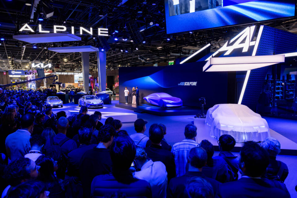 O futuro da Alpine começou a ganhar forma em Paris: clássicos reinventados e uma nova geração de desportivos. O que aí vem?