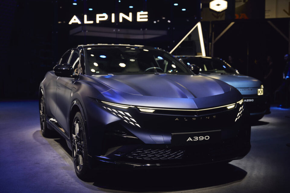 O futuro da Alpine começou a ganhar forma em Paris: clássicos reinventados e uma nova geração de desportivos. O que aí vem?