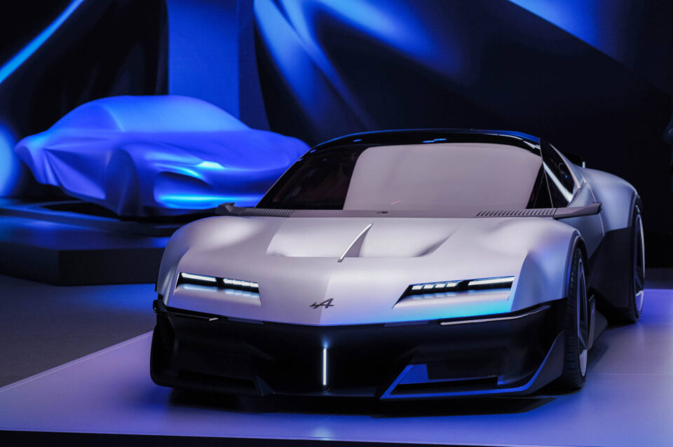 O futuro da Alpine começou a ganhar forma em Paris: clássicos reinventados e uma nova geração de desportivos. O que aí vem?