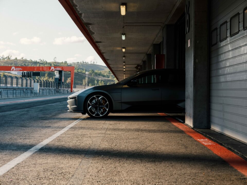 Quase 900 cv e 3,2 segundos dos 0 aos 100 km/h: Polestar apresenta em Lisboa o seu novo elétrico de luxo