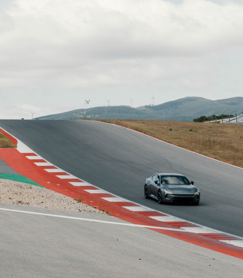 Quase 900 cv e 3,2 segundos dos 0 aos 100 km/h: Polestar apresenta em Lisboa o seu novo elétrico de luxo