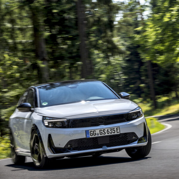 Opel leva mais de 800 cv à Fórmula E e revela o futuro das carrinhas elétricas no Auto Zürich 2026